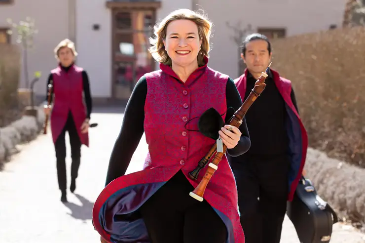 Symphonie des Dragons in front of an ancient Castle – Janine Krause in the middle.